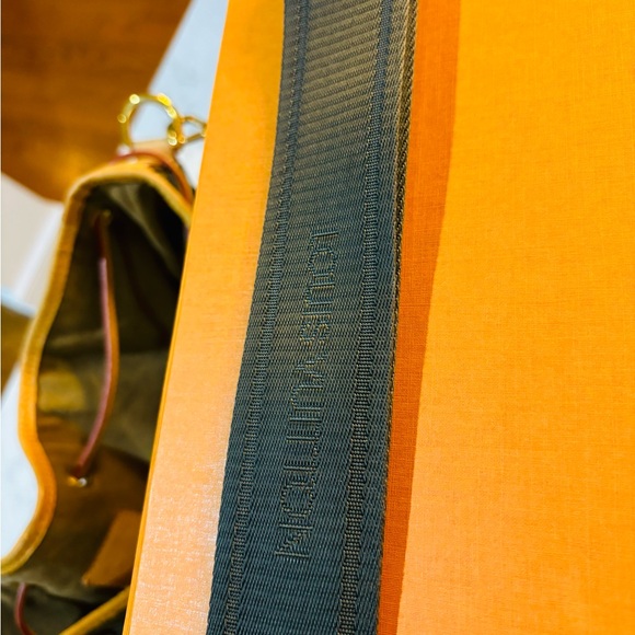 LV  Printemps Ete
2010 Bucket Noe Leather. Barely wore. Exquisite. No like it.! - Picture 8 of 11